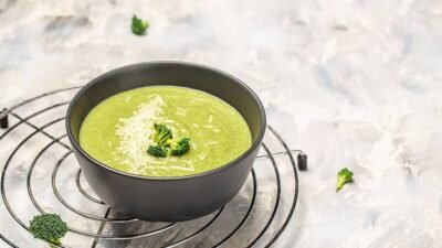 Bulgarian creamed zucchini soup